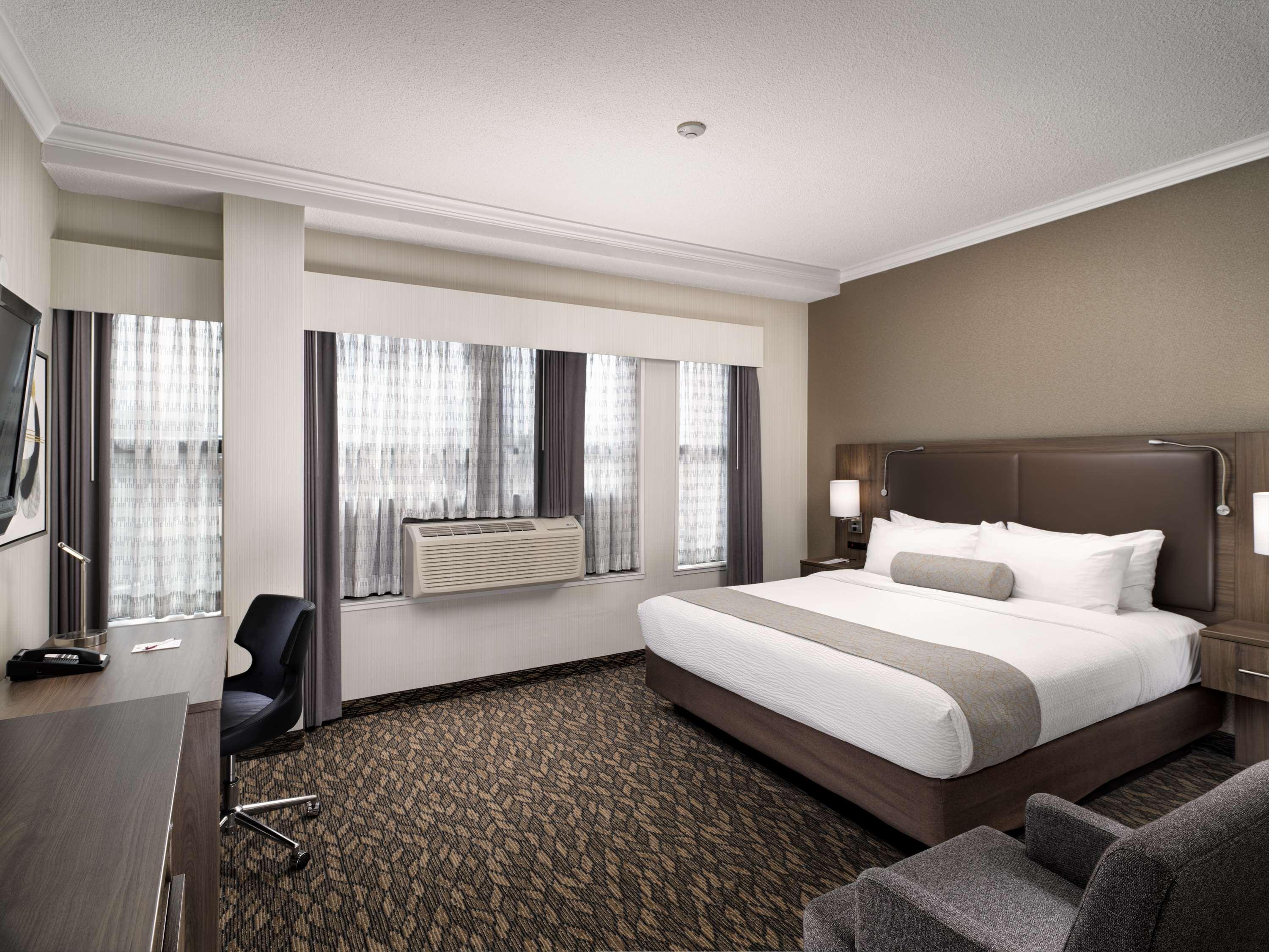Best Western Plus Carlton Plaza Hotel Виктория Экстерьер фото