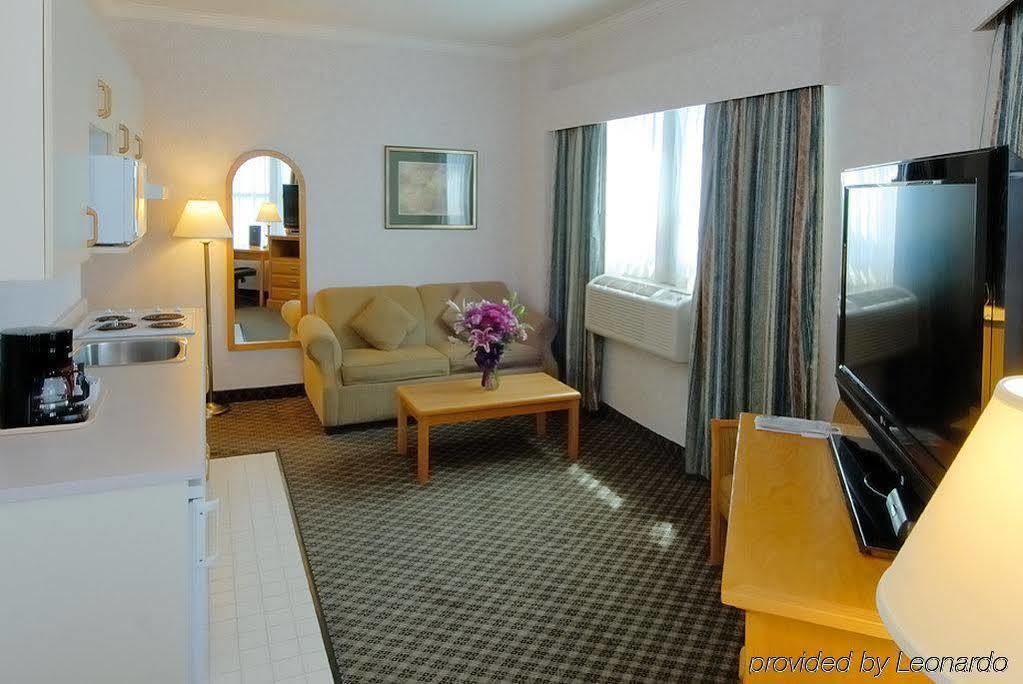 Best Western Plus Carlton Plaza Hotel Виктория Номер фото