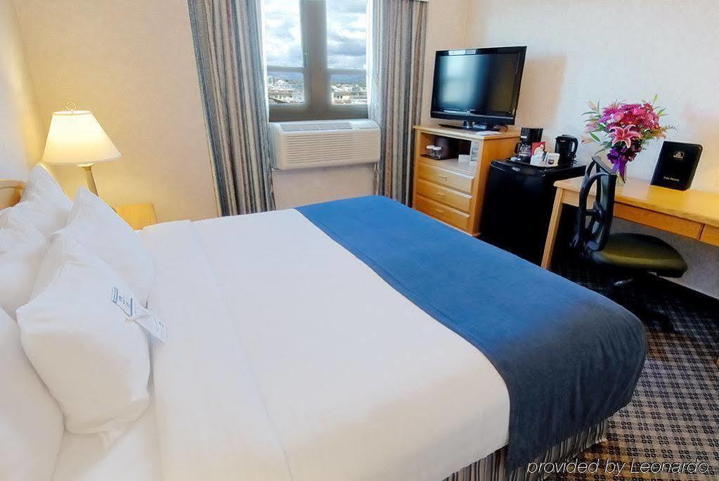 Best Western Plus Carlton Plaza Hotel Виктория Номер фото